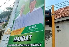 Warga Sampang Resah, Baliho Paslon Mandat Tutupi Lampu Lalu Lintas