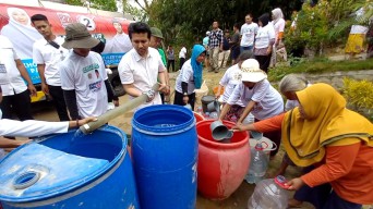 Kunjungi Trenggalek, Emil Dardak Beri Bantuan Air Bersih