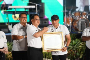 Kepala Biro Adpim Jatim Terima Penghargaan Bapak Asuh Cabor Muaythai PON XXI
