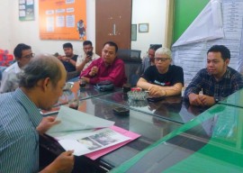 Tim Subandi - Mimik Adukan Perusakan Baliho Kampanye ke Bawaslu Sidoarjo