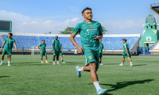 Catur Siap Kawal Pertahanan Persebaya Lawan Persib