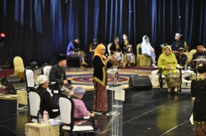 Debat Perdana Pilgub Jatim 2024: Khofifah - Emil Beber Capaian Selama Menjabat