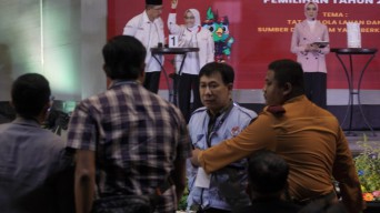 Debat Pilbup Bojonegoro Ricuh: Teguh - Farida Protes, Wahono - Nurul Santuy