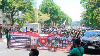 Ribuan Driver Ojol Gelar Demonstrasi di Surabaya, Ini 5 Tuntutannya