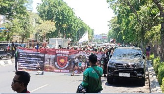 Demo Driver Ojol di Surabaya Diwarnai Sweeping