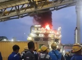 Smelter Freeport di KEK JIIPE Gresik Terbakar, Terdengar Suara Ledakan