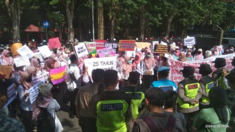 Ratusan Guru Swasta Demo di Kantor Pemkab Bojonegoro, Minta Diangkat PPPK