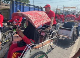 Ditawari Naik Becak, Cabup Jember Hendy Siswanto Pilih Mengayuh Sendiri