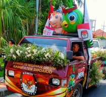 Pawai Maskot Pilkada, Si Jalih dan Guk Kasijo Tiba di Surabaya