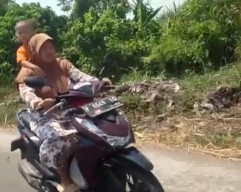 Viral, Emak-emak Naik Motor di Jember Bonceng Balita Berdiri