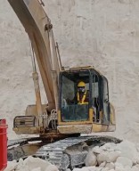 FKG Unair Berikan APD pada Pekerja Galian C Bukit Jaddih Bangkalan