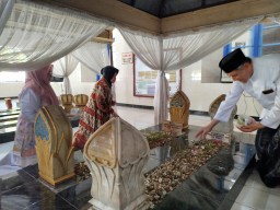 Cagub Risma Ziarah Makam Sultan Abdul Kadirun di Bangkalan