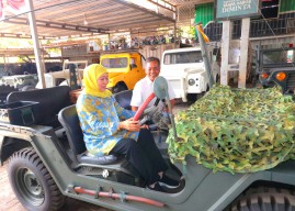 Cagub Jatim Khofifah Kunjungi Industri Otomotif Handmade Jemundo Sidoarjo