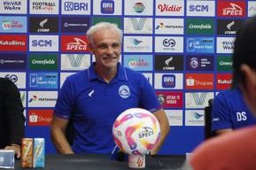 Joel Cornelli Instruksikan Pemain Arema Waspadai Transisi Malut United