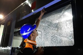Aksi Vandalisme saat KA Logawa Melintas di Jember, Kaca Kereta Pecah