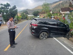Mobil Plat Merah Pemkab Ponorogo Tabrak Bapak Antar Anak Sekolah di Trenggalek