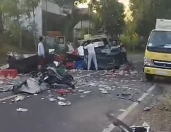Adu Banteng Truk Vs Pikap Muat Roti di Sampang, 1 Orang Tewas
