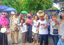 Emak-emak Sidoarjo Galang Dukungan untuk Khofifah-Emil di Pasar Suko