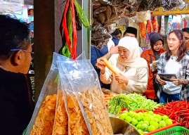 Cagub Khofifah Kunjungi Pasar Larangan Sidoarjo, Paparkan Ide Pengembangan