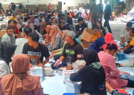 KPU Sidoarjo Kerahkan 200 Pekerja Sortir dan Lipat Surat Suara, Target 1,5 Juta Lembar