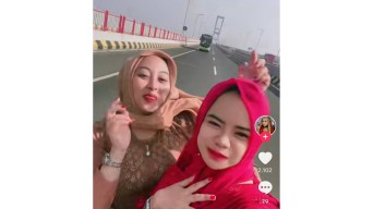 2 Wanita Bangkalan Naik Pikap dan Bikin Konten di Jembatan Suramadu