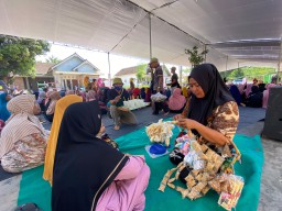 Buntuti Kampanye Gus Fawait, Pedagang Asongan di Jember Ini Untung Banyak