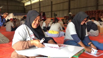 Emak-emak Pelipat Surat Suara di Ponorogo Bawa Paralon dan Botol, Tawuran?