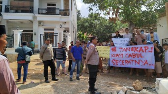 Pengasuh Diduga Cabuli Santri, Warga Bangkalan Demo Ponpes