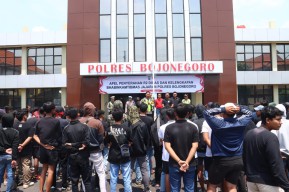 Polres Bojonegoro Hentikan 33 Elf Berpenumpang Suporter Persela Lamongan