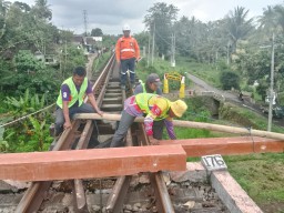 KAI Daop 9 Jember Ganti Bantalan Kayu dengan Sintetis