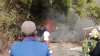 Mobil Pikap Pengangkut Rumput di Bangkalan Terbakar