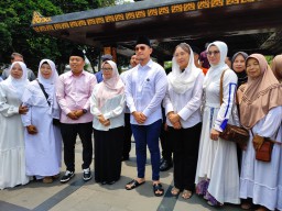 Gaya Kaesang saat Ziarah ke Makam Bung Karno Blitar, Pakai Sandal Hermes
