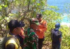 Swafoto di Pantai Kedung Tumpang Tulungagung, Siswa Kampung Inggris Hilang
