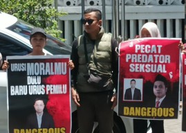 Model Rusia, Bahan Kampanye Pilkada 2024, Poster Pecat Predator