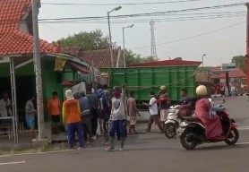 Duduk di Pagar SPBU, Pejalan Kaki di Bojonegoro Tewas Ditabrak Truk