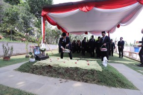 Jelang Hari Jadi, Pj Wali Kota Batu dan OPD Ziarah Makam Almarhum Eddy Rumpoko