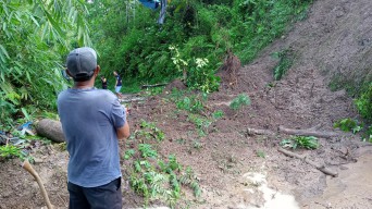 Tanah Longsor Tutup Akses Jalan Madiun ke Telaga Ngebel Ponorogo