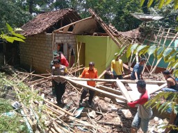 Atap Rumah Ambruk Timpa Lansia di Trenggalek saat Hujan Deras