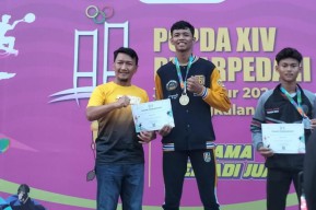 Popda XIV Jatim 2024, Atlet Lompat Tinggi Tuban Raih Medali Emas