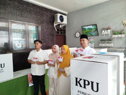 Cabup Bangkalan Mathur Husyairi Sungkem Orang Tua sebelum Nyoblos