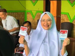 Cawabup Farida Hidayati Nyoblos di TPS 14 Ledok Kulon Bojonegoro, Yakin Menang