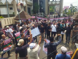 Ratusan Massa Demo KPU dan Bawaslu Jember, Indikasi Kecurangan di 31 Kecamatan