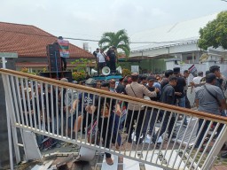 Demo Tolak Kecurangan Pilkada Jember, Massa Jebol Pagar Bawaslu