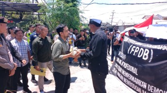 KPU Bojonegoro Dihadiahi Bebek: Simbol Mengekor