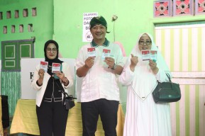 Deny Nyoblos Bareng Istri dan Keluarga Besar, Ajak Masyarakat Wujudkan Kediri Hebat