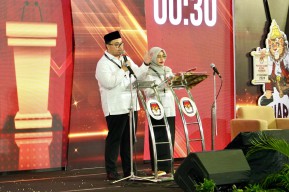 Pakai Sepatu Lokal Kediri di Debat Terakhir, Mas Dhito Tegaskan Dukungannya untuk UMKM
