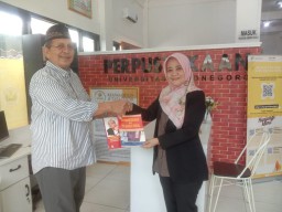 Anggota DPRD Jatim Dr Freddy Hibahkan 500 Buku Koleksi Pribadi ke Perpus Unigoro