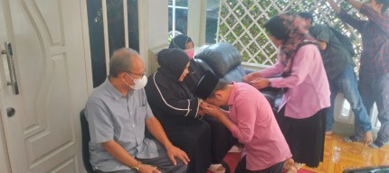 Sungkem Ibu dan Mertua sebelum Nyoblos di TPS 11 Jember, Gus Fawait: Jimat Kami