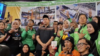 Ojol Dukung Risma-Gus Hans di Pilgub Jatim 2024: Salam 1 Aspal