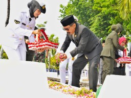Ketua DPRD Jatim Pimpin Upacara Hari Pahlawan di TMP Mayjend Sungkono